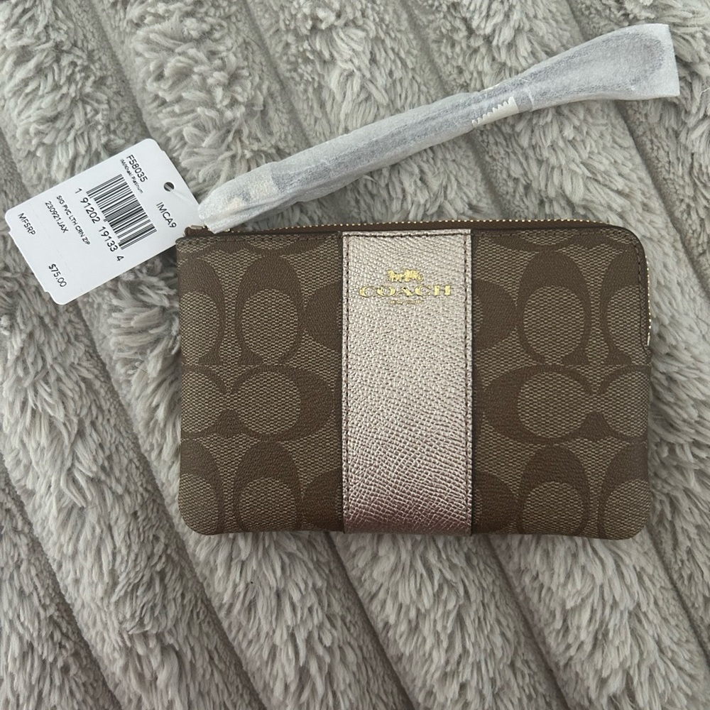 ✨ Coach Signature Canvas Zip Wristlet – NWT ✨